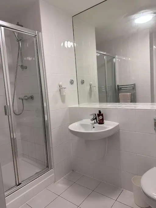 Modern 2 Bed 2 Bath Flat Close To Train Station Belvedere 0*,  Royaume-Uni
